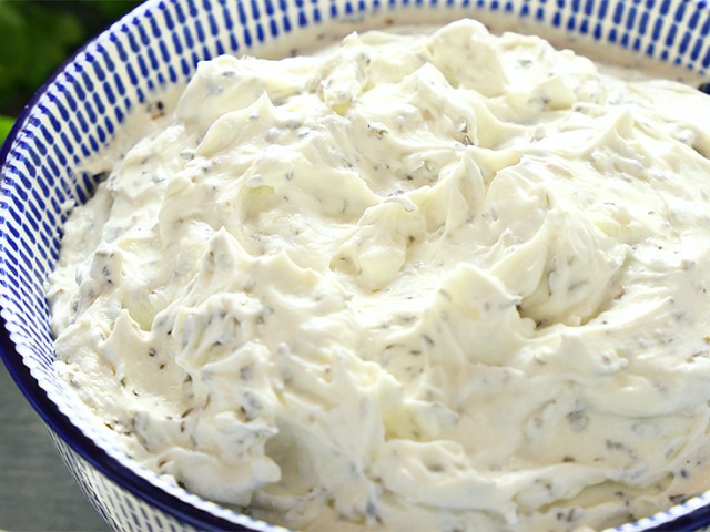 ΚΡΕΜΩΔΕΣ ΤΥΡΙ με μπαχαρικά