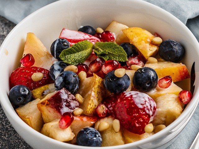 ΦΡΟΥΤΟΣΑΛΑΤΑ χειμωνιάτικη με καρύδα & αμύγδαλα