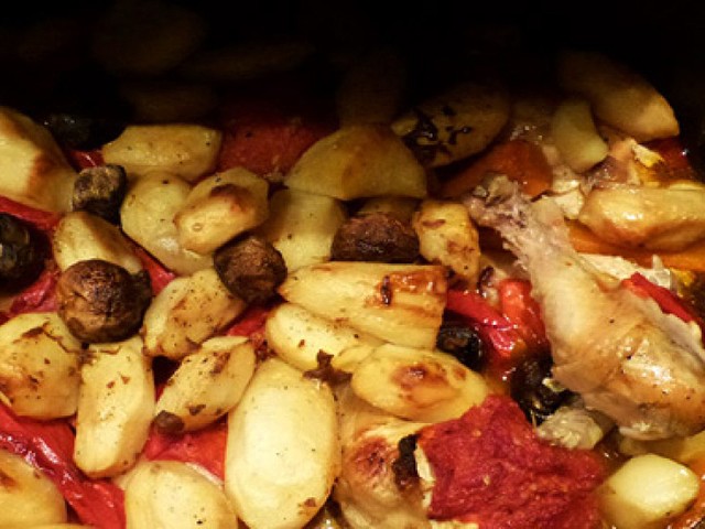 ΚΟΤΟΠΟΥΛΟ στη γάστρα με λαχανικά