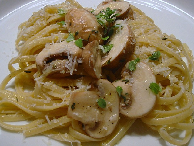 ΛΙΓΚΟΥΙΝΙ με σάλτσα μανιταριών & κατίκι Δομοκού