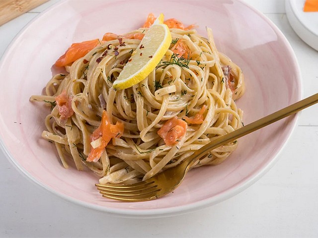 ΛΙΓΚΟΥΙΝΙ με καπνιστό σολομό