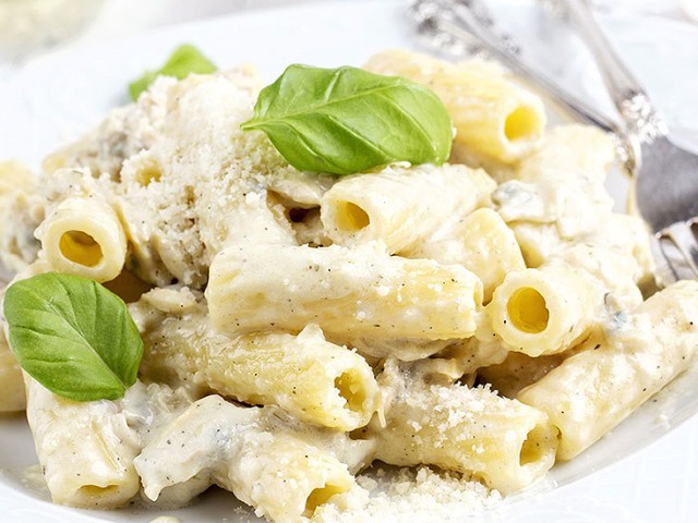 ΠΕΝΕΣ με σάλτσα γιαουρτιού