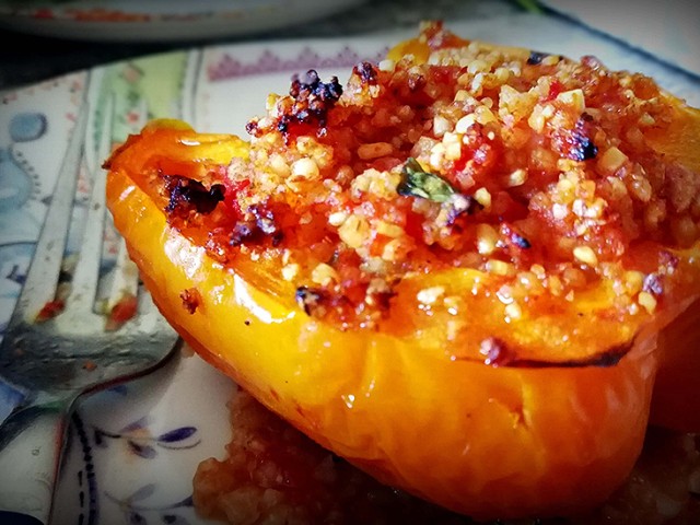 ΠΙΠΕΡΙΕΣ ΦΛΩΡΙΝΗΣ γεμιστές με τραχανά