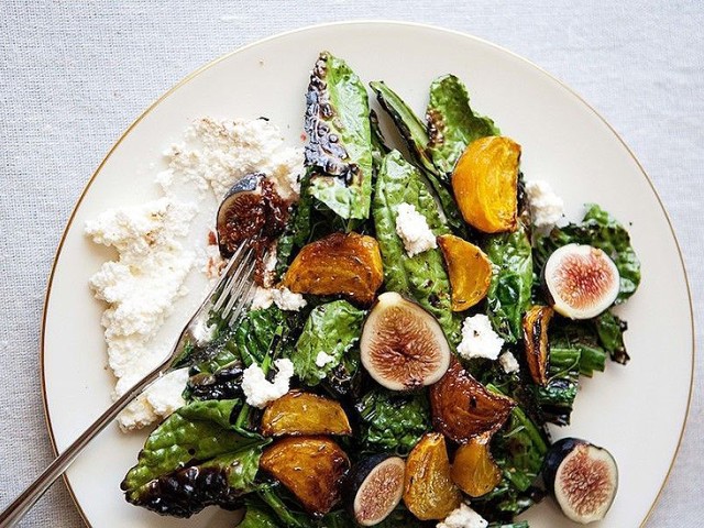 ΣΑΛΑΤΑ με αποξηραμένα φρούτα & κατσικίσιο τυρί