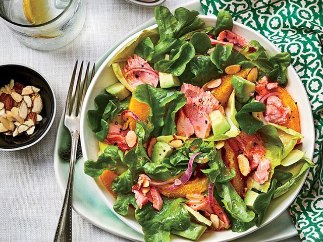 ΣΑΛΑΤΑ με καπνιστό σολομό & σαγκουίνι