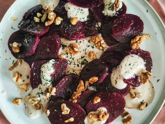 “ΣΑΛΑΤΑ” ΠΑΝΤΖΑΡΙ με γιαούρτι & καρύδι