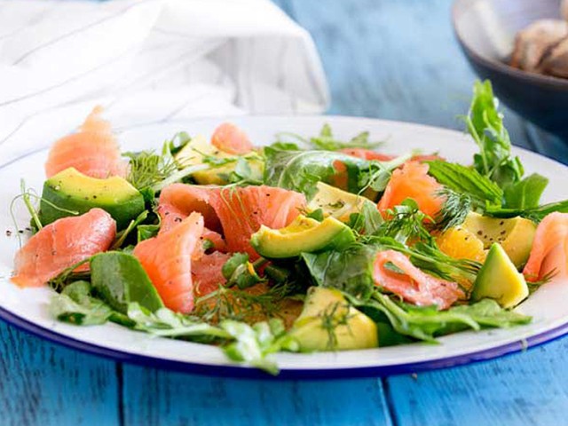 ΚΑΠΝΙΣΤΟΣ ΣΟΛΟΜΟΣ σαλάτα με πορτοκάλι & σος αβοκάντο