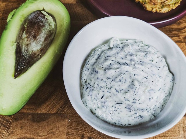 ΣΟΣ με γιαούρτι, πιπεριά & αβοκάντο