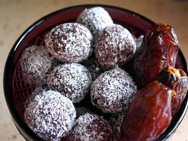 ΤΡΟΥΦΑΚΙΑ με χουρμάδες χωρίς ζάχαρη