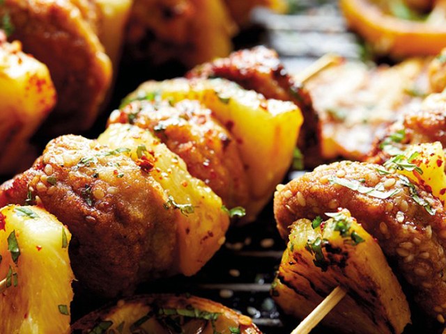 ΧΟΙΡΙΝΑ ΣΟΥΒΛΑΚΙΑ με ανανά