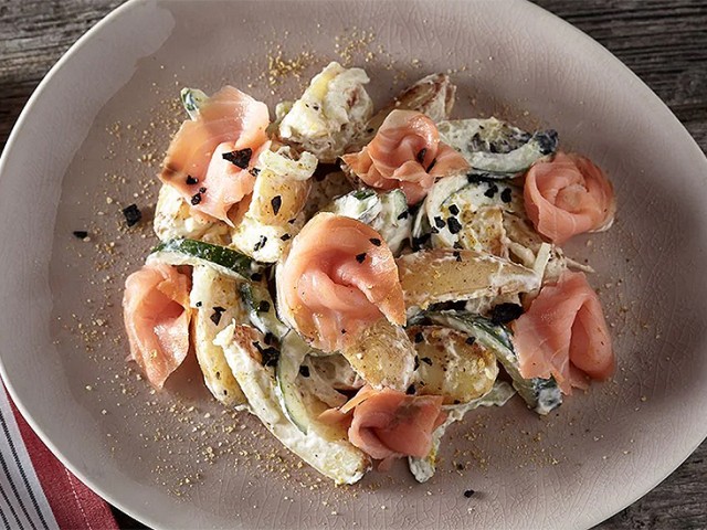 ΠΑΤΑΤΟΣΑΛΑΤΑ με καπνιστό σολομό