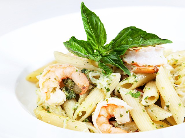 ΠΕΝΕΣ με γαρίδες, σπανάκι & πράσο