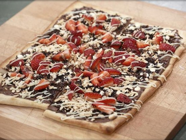 ΠΙΤΣΑ με πραλίνα φουντουκιού & ξηρούς καρπούς