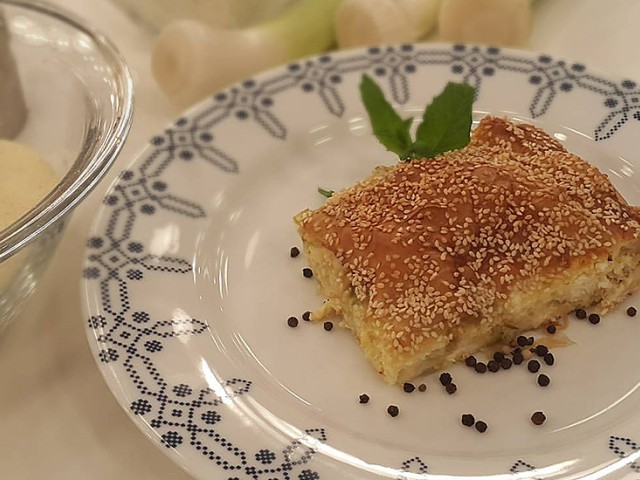 ΠΡΑΣΟΤΥΡΟΠΙΤΑ με σουσάμι