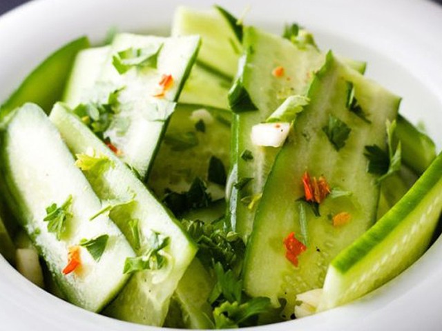 ΣΑΛΑΤΑ με αγγουράκια & μαϊντανό