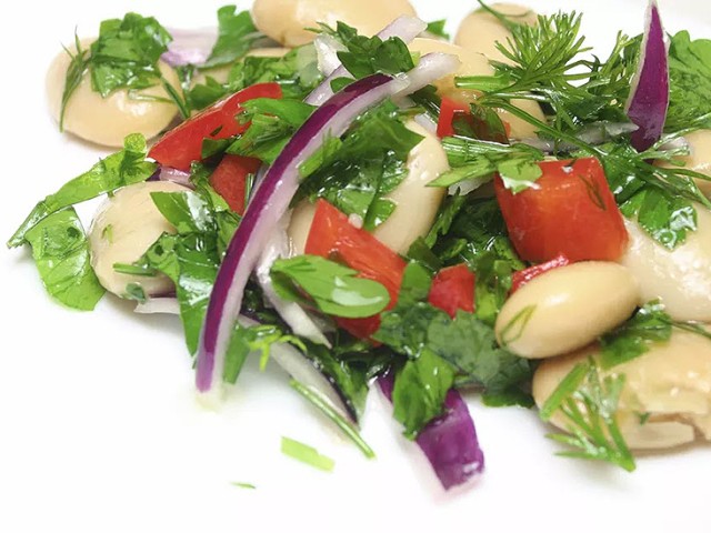 ΣΑΛΑΤΑ με φασολάκια & σος μαϊντανού