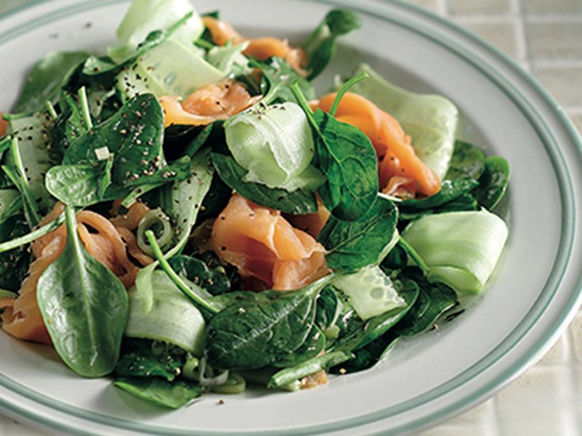 ΣΑΛΑΤΑ με καπνιστό σολομό & baby σπανάκι