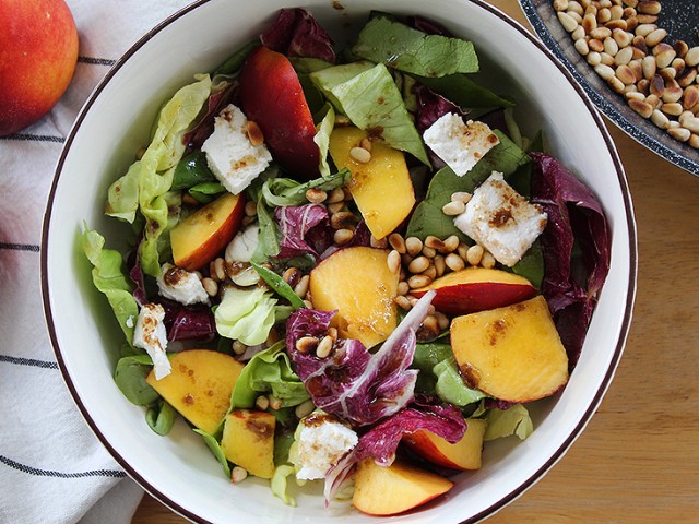 ΣΑΛΑΤΑ με ανθότυρο & νεκταρίνι