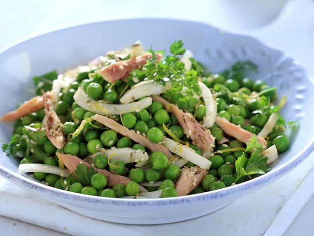 ΠΕΣΤΡΟΦΑ ΚΑΠΝΙΣΤΗ σαλάτα με αρακά & φασολάκια