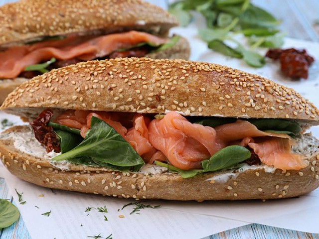 ΣΑΝΤΟΥΙΤΣ σολομού