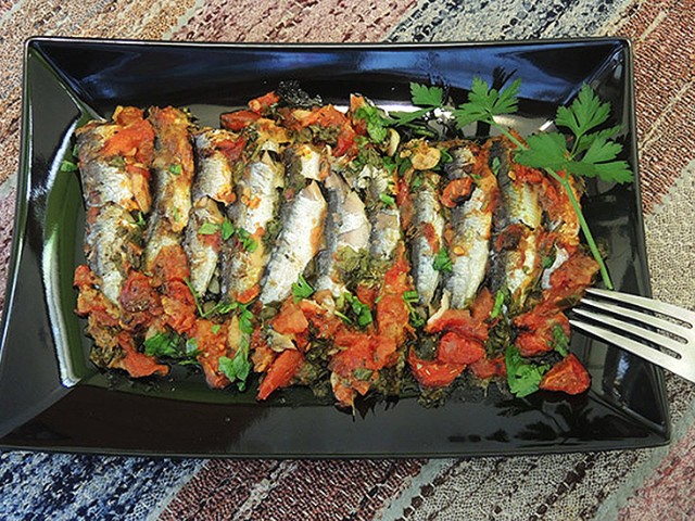 ΣΑΡΔΕΛΕΣ γεμιστές με μαϊντανό, σκόρδο & ντομάτα