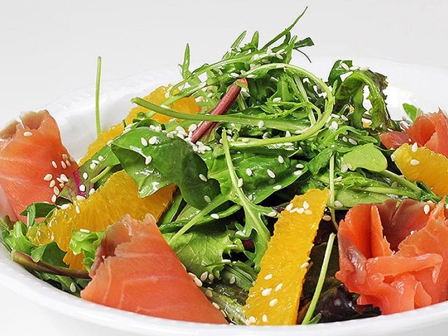 ΚΑΠΝΙΣΤΟΣ ΣΟΛΟΜΟΣ με ρόκα & πορτοκάλι