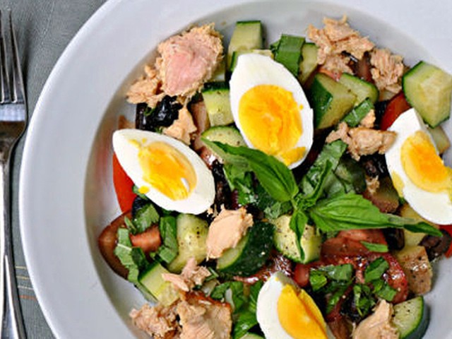 ΤΟΝΟΣΑΛΑΤΑ με φασολάκια & πιπεριές Φλωρίνης